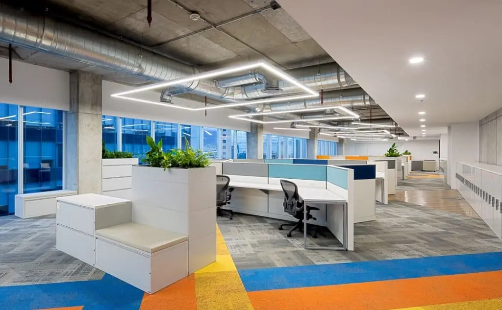el-diseno-de-muebles-para-call-center-influye-en-el-rendimiento-de-los-empleados-2