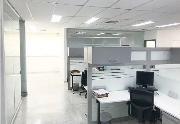 tipos-de-divisiones-para-oficinas-de-acuerdo-a-sus-materiales