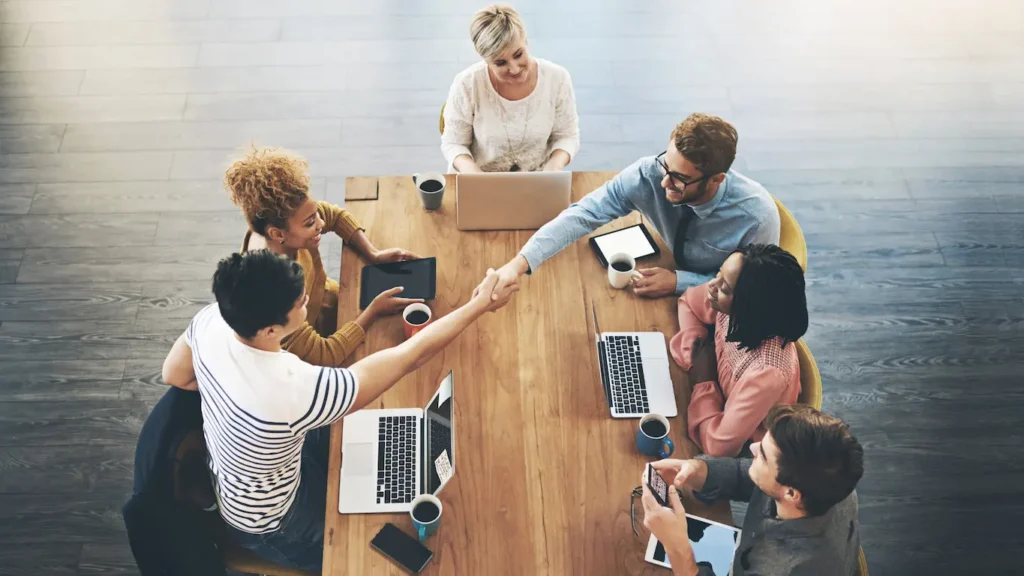Grupo de personas en una reunión colaborativa